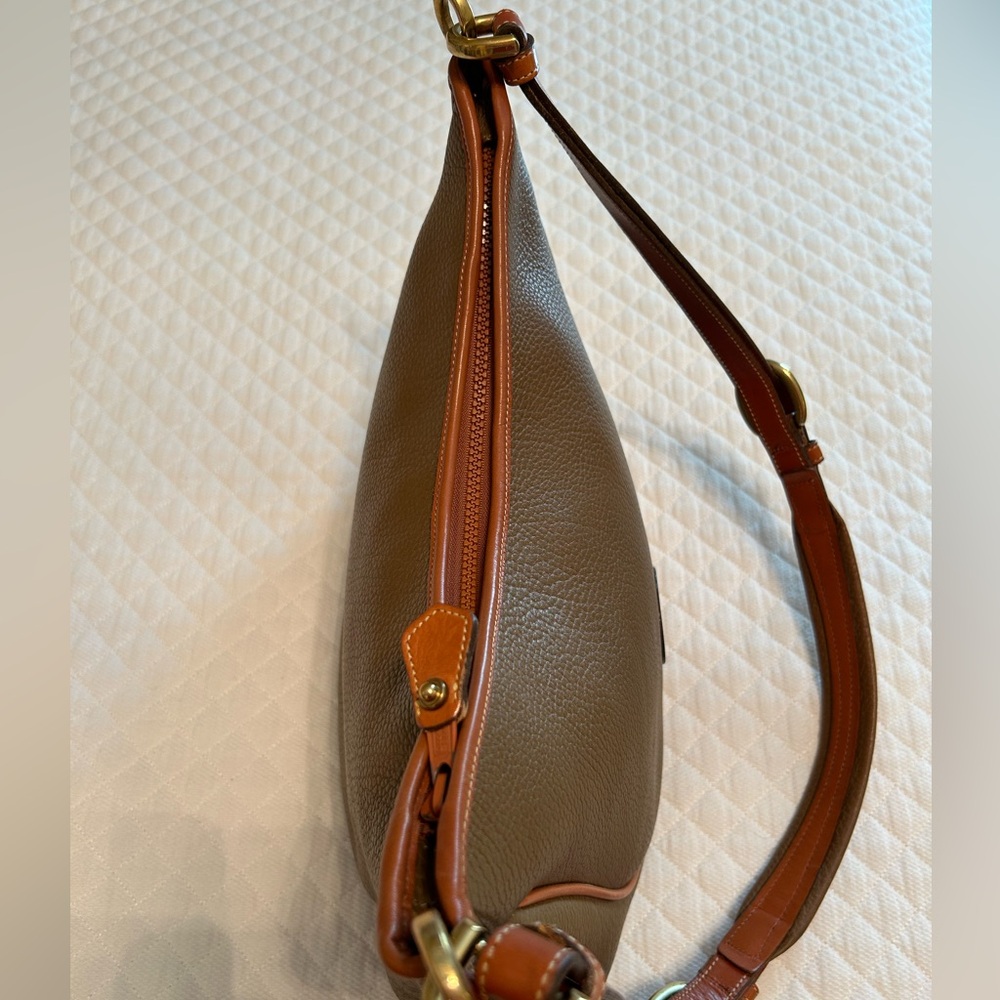 Vintage Dooney & Bourke Large Crescent Sac Hobo R83 in the color Old Gold - Picture 7 of 15